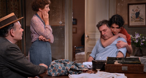 Jean-Pierre Darroussin as Panisse, Marie-Anne Chazel as Honorine, Daniel Auteuil as César, and Victoire Bélézy as Fanny in FANNY, a film by Daniel Auteuil.