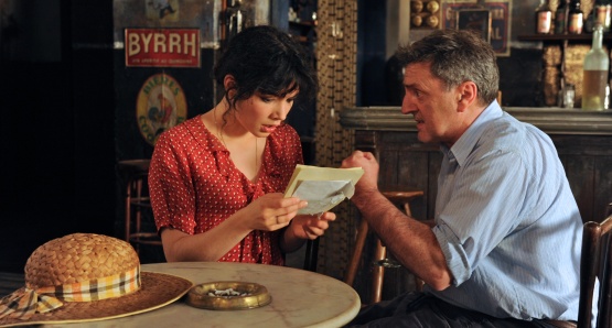Victoire Bélézy as Fanny and Daniel Auteuil as César in FANNY, a film by Daniel Auteuil.