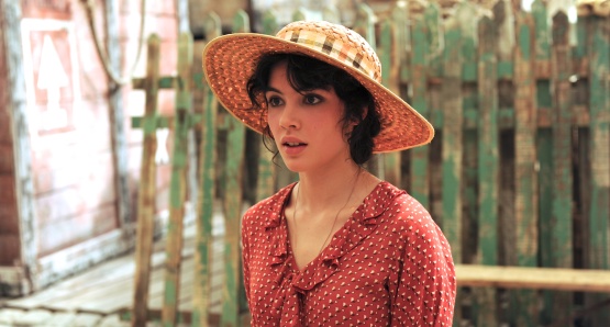 Victoire Bélézy as Fanny in MARIUS, a film by Daniel Auteuil.