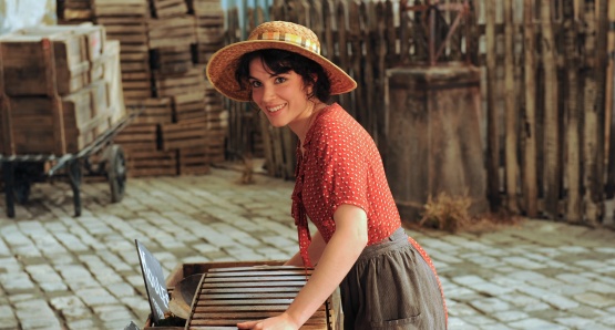 Victoire Bélézy as Fanny in MARIUS, a film by Daniel Auteuil.