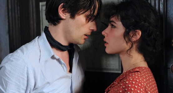 Raphaël Personnaz as Marius and Victoire Bélézy as Fanny in MARIUS, a film by Daniel Auteuil.